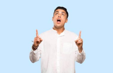 Genç adam şaşırttı ve renkli arka plan kadar işaret