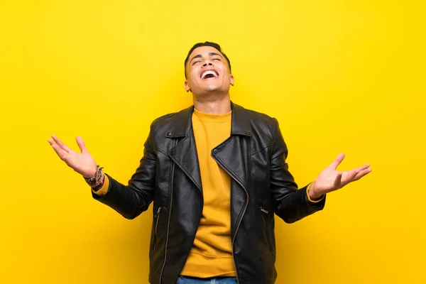 Joven Sobre Fondo Amarillo Aislado Sonriendo Mucho —  Fotos de Stock