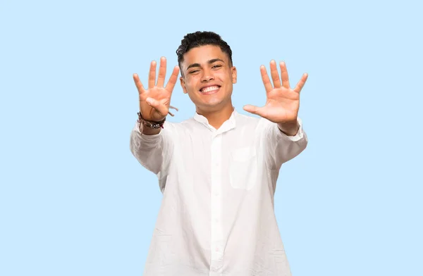 Junger Mann Zählt Neun Mit Den Fingern Auf Buntem Hintergrund — Stockfoto