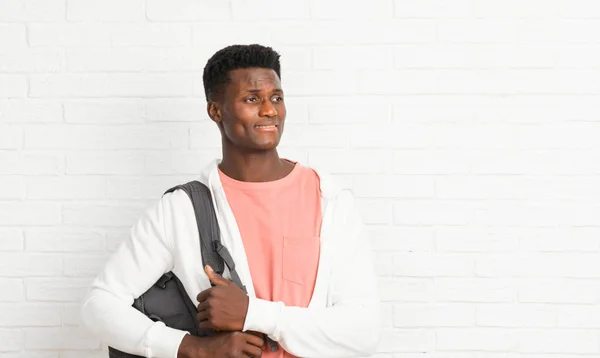 Junger Afroamerikanischer Student Mit Zweifeln Und Verwirrtem Gesichtsausdruck Während Auf — Stockfoto