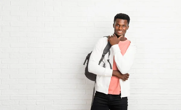 Genç Afro Amerikan Adam Öğrenci Gülümseyerek Kendinden Emin Bir Yüz — Stok fotoğraf