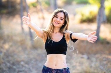 Açık havada genç spor kız sunan ve el ile gelmek için davet