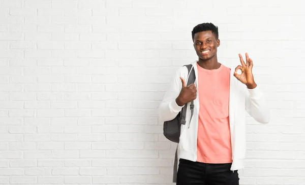 Jovem Afro Americano Estudante Mostrando Sinal Com Dedos Dando Gesto — Fotografia de Stock