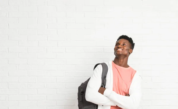 Jovem Afro Americano Homem Estudante Stand Olhando Para Cima Enquanto — Fotografia de Stock