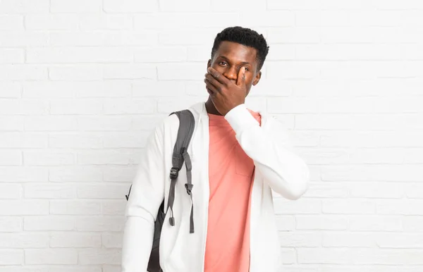 Genç Afro Amerikan Adam Öğrenci Uygunsuz Bir Şey Söylemek Için — Stok fotoğraf