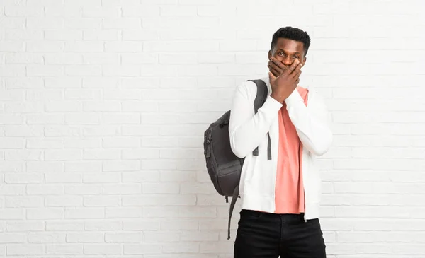 Молоді Афро Американський Чоловік Студент Покриття Рот Обома Руками Щось — стокове фото