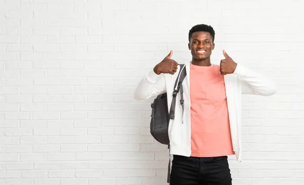 Jovem Afro Americano Homem Estudante Dando Gesto Polegar Para Cima — Fotografia de Stock