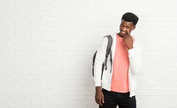 Genç Afro Amerikan Adam Öğrenci Ayakta Parmak Ile Göz Açma — Stok fotoğraf