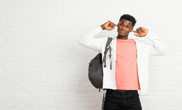 Fiatal Afro Amerikai Férfi Diák Amely Mindkét Füle Kézzel — Stock Fotó