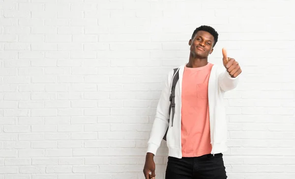 Genç Afro Amerikan Adam Öğrenci Jest Kadar Bir Başparmak Veren — Stok fotoğraf