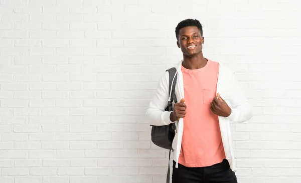 Genç Afro Amerikan Adam Öğrenci Gurur Kendini Sevgi Kendinizi Kavramı — Stok fotoğraf