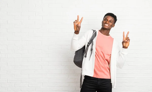 Молоді Афро Американського Студента Посміхаючись Показуючи Знак Перемоги Обома Руками — стокове фото