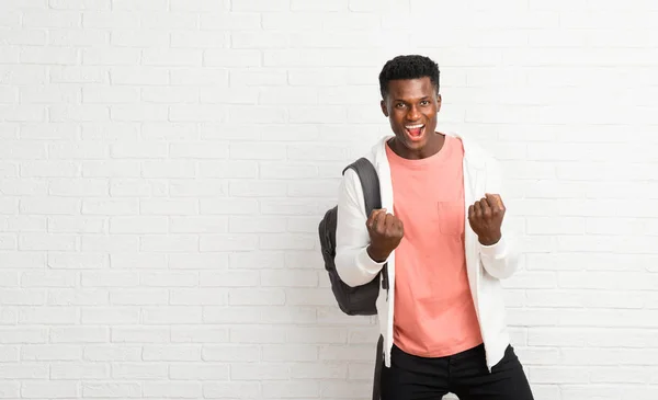 Genç Afro Amerikan Adam Öğrenci Bir Zafer Kutluyor Bir Ödül — Stok fotoğraf