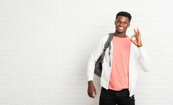 Fiatal Afro Amerikai Férfi Hallgató Mutatja Jel Ujjaival Arca Boldogság — Stock Fotó