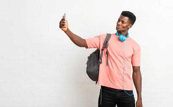 Jovem Afro Americano Homem Estudante Fazendo Uma Selfie — Fotografia de Stock