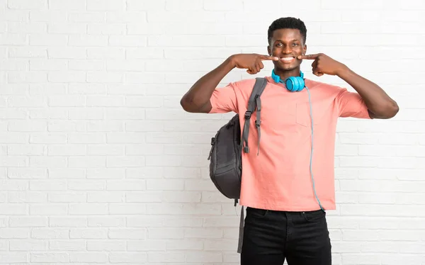 Jovem Afro Americano Homem Estudante Sorrindo Com Uma Expressão Feliz — Fotografia de Stock