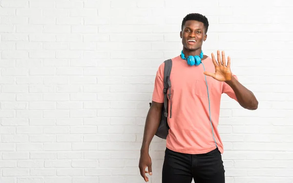 Jovem Afro Americano Estudante Contando Cinco Com Dedos — Fotografia de Stock