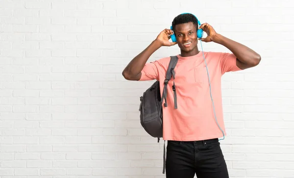 Giovane Afro Americano Uomo Studente Ascolto Musica — Foto Stock