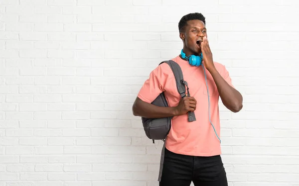 Молоді Афро Американський Чоловік Студент Позіхаючи Охоплюють Широкі Відкриті Рот — стокове фото