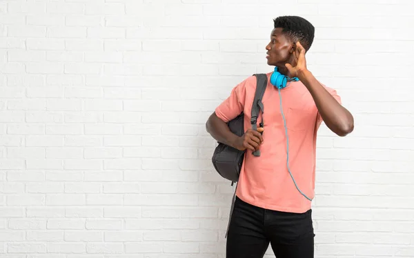Молоді Афро Американський Чоловік Студент Слухає Щось Поклавши Руку Вухо — стокове фото