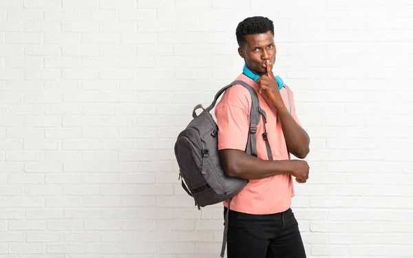 Joven Hombre Afroamericano Estudiante Mostrando Signo Cierre Boca Silencio Gesto —  Fotos de Stock