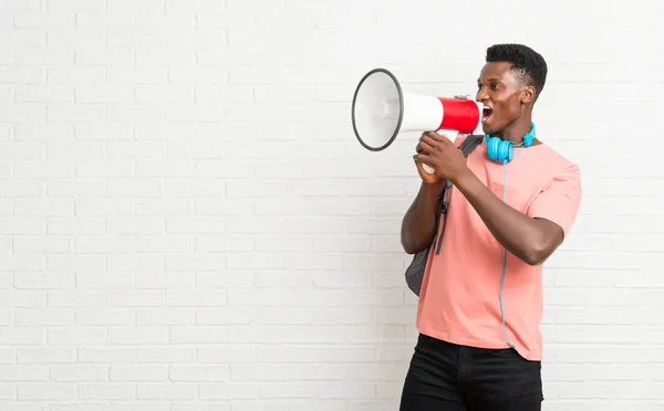 Jovem Afro Americano Homem Estudante Segurando Megafone — Fotografia de Stock