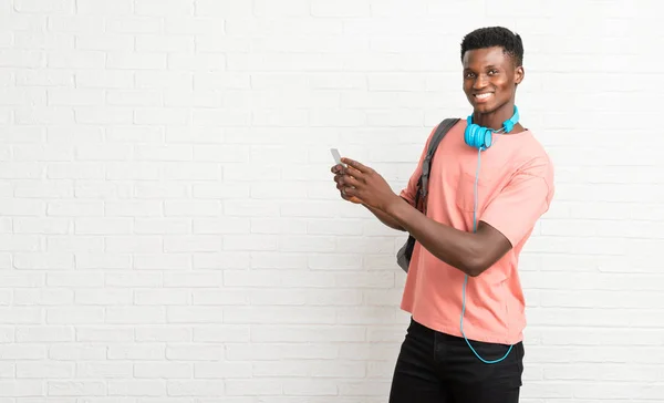 Jovem Afro Americano Homem Estudante Conversando Com Celular — Fotografia de Stock