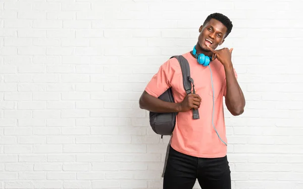 Junger Afroamerikanischer Student Der Telefoniert Und Mit Jemandem Spricht Rufen — Stockfoto