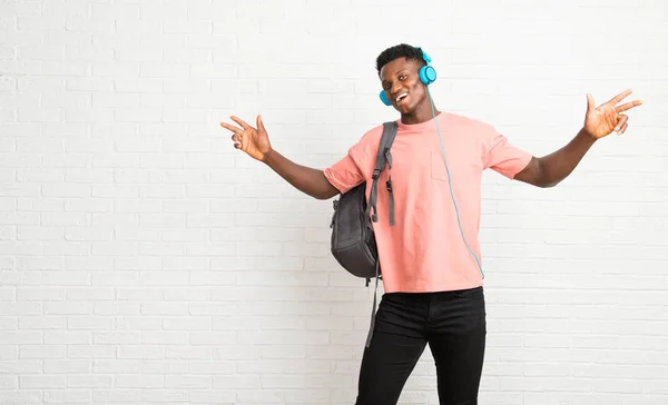 Pemuda Afro American Manusia Mahasiswa Mendengarkan Musik — Stok Foto