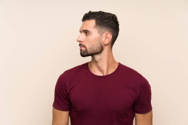 İzole edilmiş arka planda yakışıklı bir adam.