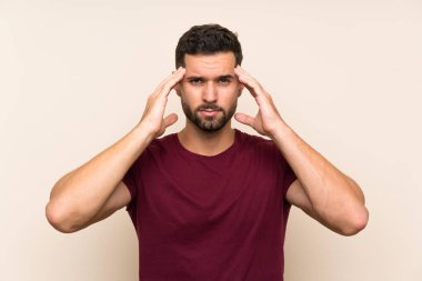 Izole arka plan üzerinde Yakışıklı adam mutsuz ve bir şey ile sinirli. Negatif yüz ifadesi