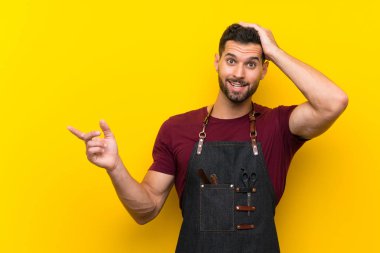 Bir önlük berber adam şaşırttı ve yan parmak işaret