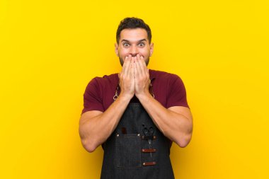 Sürpriz yüz ifadesi ile bir önlük berber adam