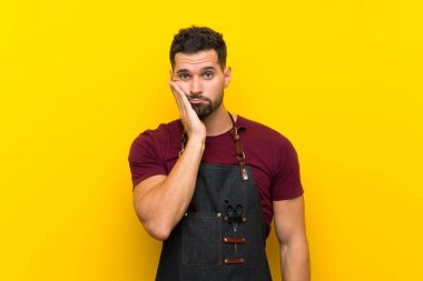 Bir önlük mutsuz ve sinirli berber adam