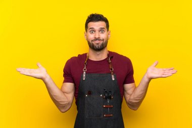 Bir önlük berber adam yüz ifadesi karıştırmayın ile şüpheleri olan