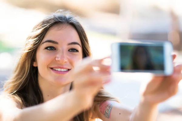 Jovencita Aire Libre Tomando Una Selfie Con Móvil — Foto de Stock