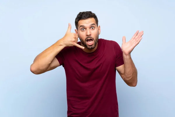 Bel Homme Sur Fond Bleu Isolé Faisant Geste Téléphone Doutant — Photo