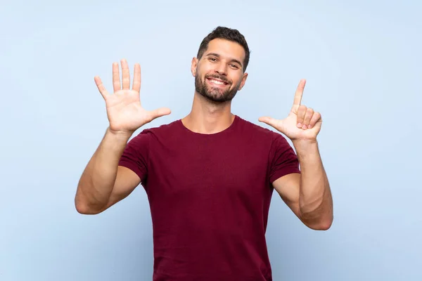 Stilig Man Över Isolerad Blå Bakgrund Räkna Sju Med Fingrar — Stockfoto