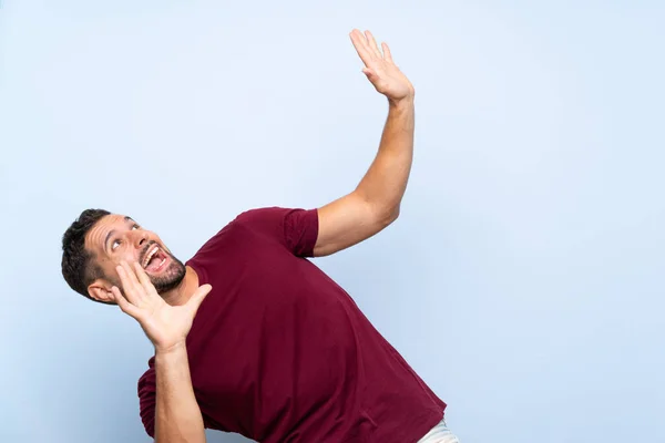 Stilig Man Över Isolerad Blå Bakgrund Nervös Och Rädd — Stockfoto