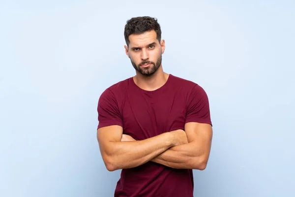 Hombre Guapo Sobre Fondo Azul Aislado Sintiéndose Molesto — Foto de Stock