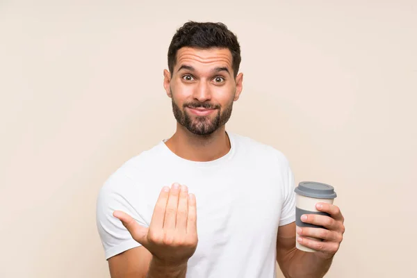 Jonge Man Met Baard Houdt Een Take Away Koffie Geïsoleerde — Stockfoto