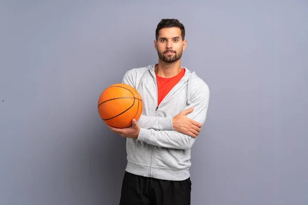 Guapo Joven Jugador Baloncesto Hombre Mirando Hacia Arriba Mientras Sonríe —  Fotos de Stock