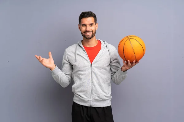 Guapo Joven Jugador Baloncesto Hombre Con Expresión Facial Impactada — Foto de Stock