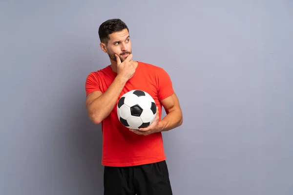 Guapo Joven Futbolista Hombre Sobre Aislado Blanco Pared Pensando Una —  Fotos de Stock