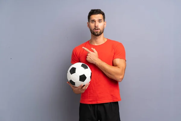 Guapo Joven Futbolista Hombre Sobre Aislado Blanco Pared Sorprendido Apuntando —  Fotos de Stock