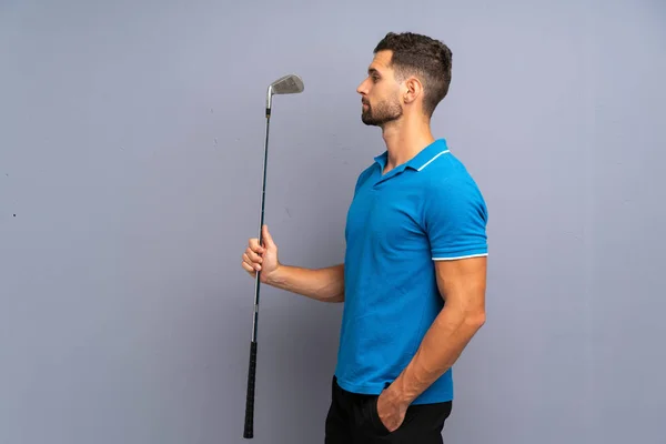 Golf Oynayan Yakışıklı Genç Adam — Stok fotoğraf