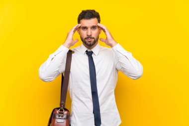 Izole sarı arka plan üzerinde Yakışıklı işadamı mutsuz ve bir şey ile sinirli. Negatif yüz ifadesi