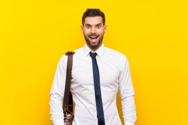 Sürpriz yüz ifadesi ile izole sarı arka plan üzerinde Yakışıklı işadamı