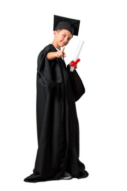 Izole beyaz arka plan üzerinde size puan parmak mezun Küçük çocuk tam vücut