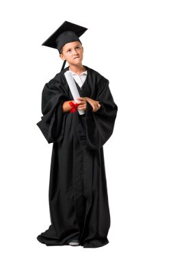 Küçük çocuk tüm vücut şüpheleri olan mezun ve izole beyaz arka plan üzerinde yüz ifadesi karıştırarak